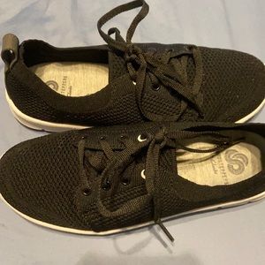Size 5 black Clark’s sneakers cloudsteppers